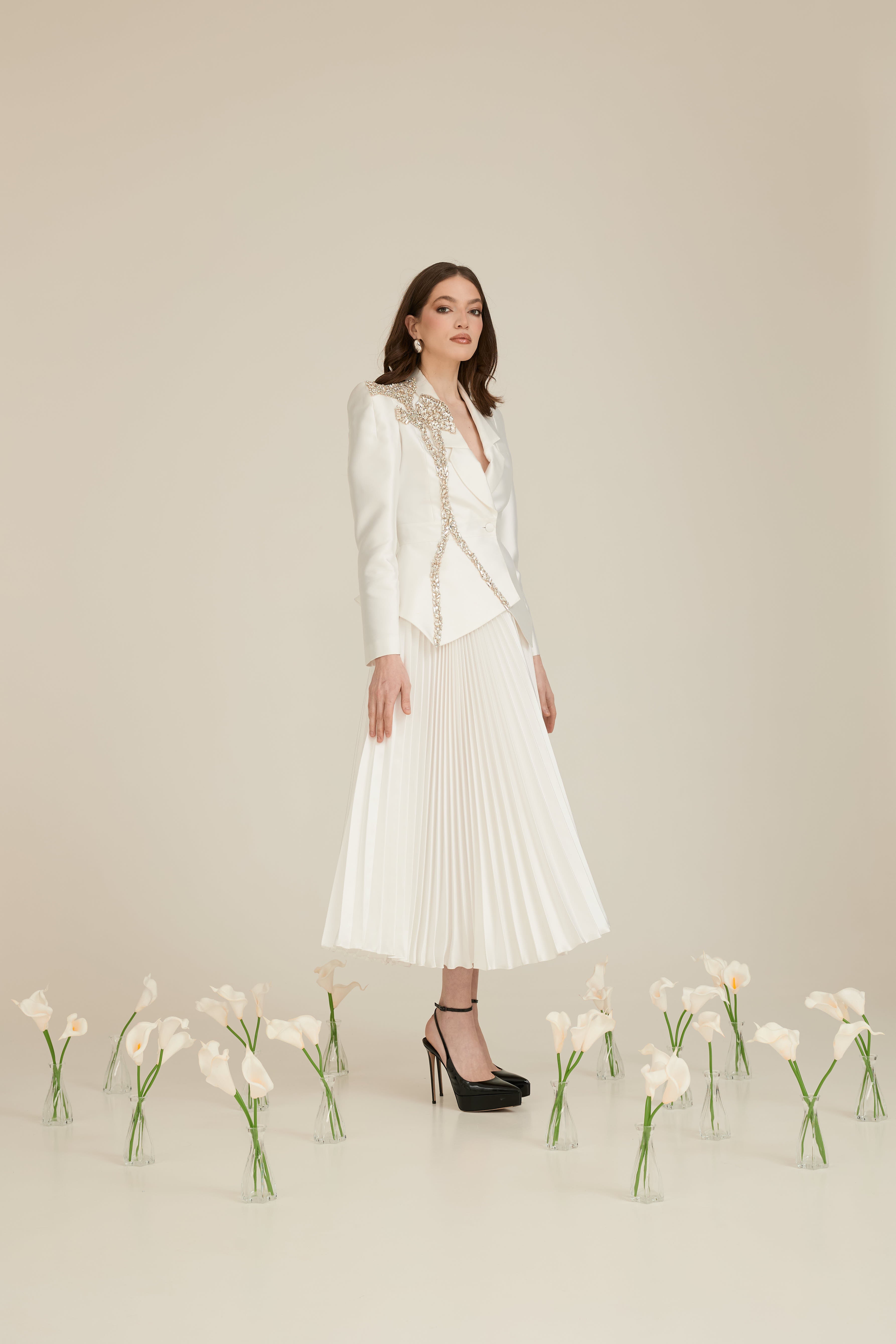Costum elegant cu aplicatie Nufar Araftu Couture