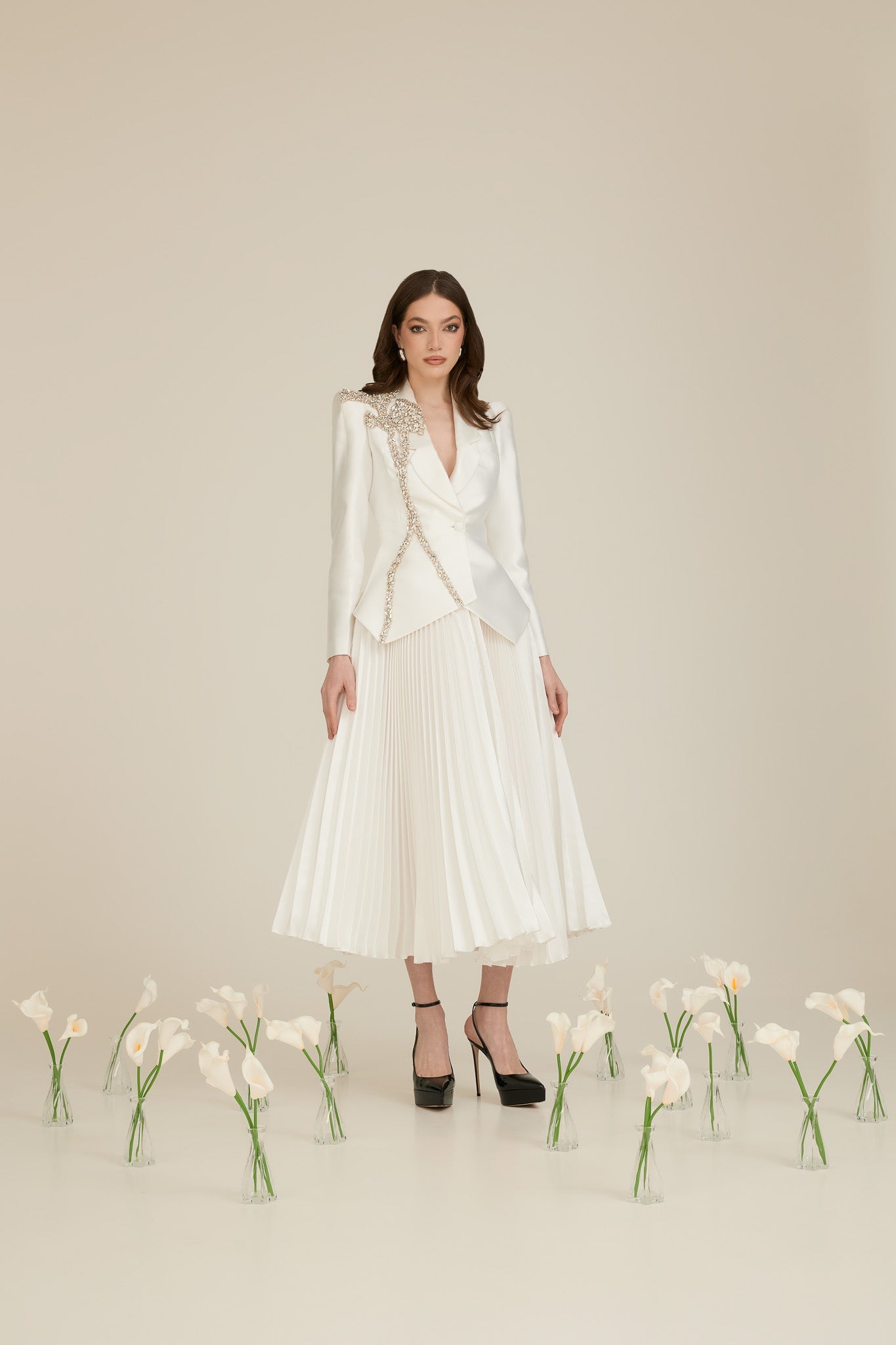 Costum elegant cu aplicatie Nufar Araftu Couture
