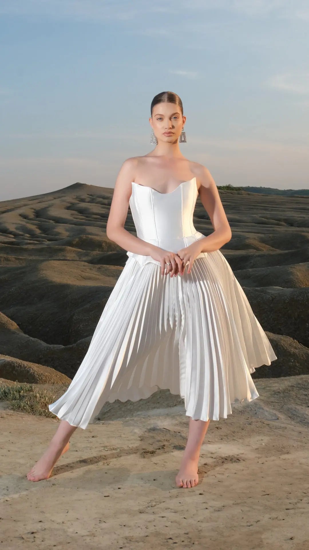 Costum cu top asimetric si fusta solata Araftu Couture
