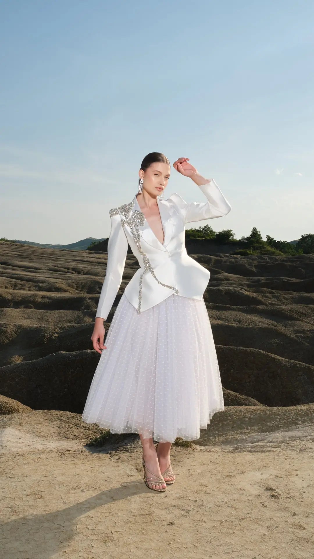 Costum elegant cu fusta din tulle si detaliu floare din pietre Araftu Couture