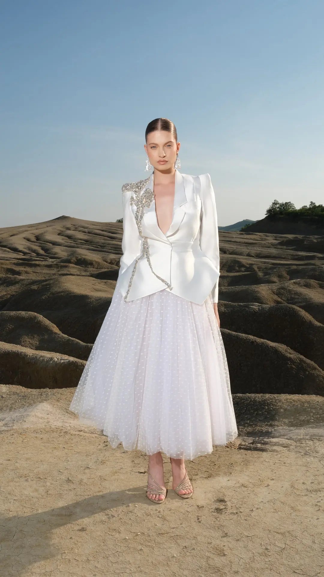 Costum elegant cu fusta din tulle si detaliu floare din pietre Araftu Couture