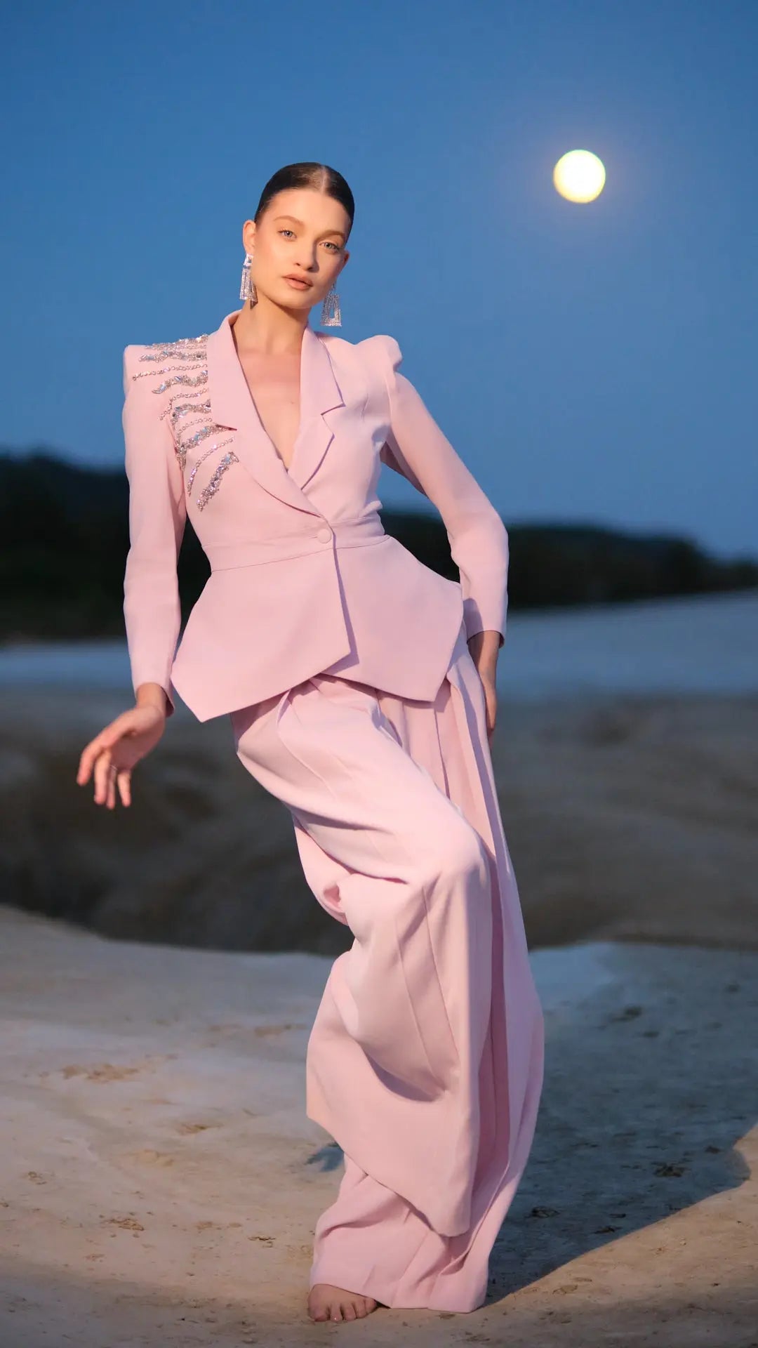 Costum elegant cu pantalon larg si sacou cu aplicatii Araftu Couture