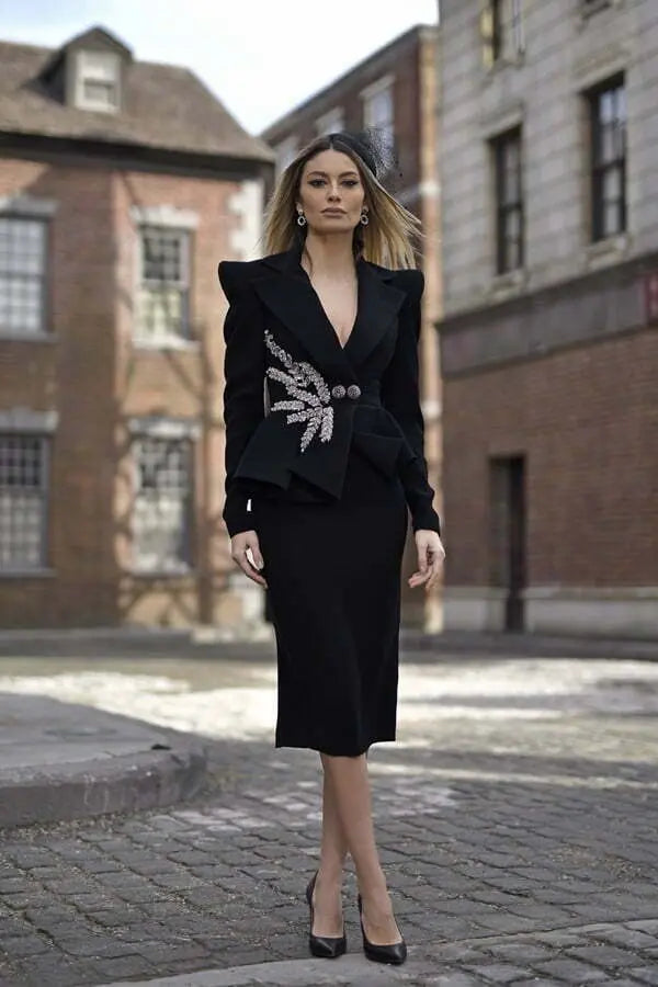 Costum elegant cu umeri înalți și peplum Araftu Couture