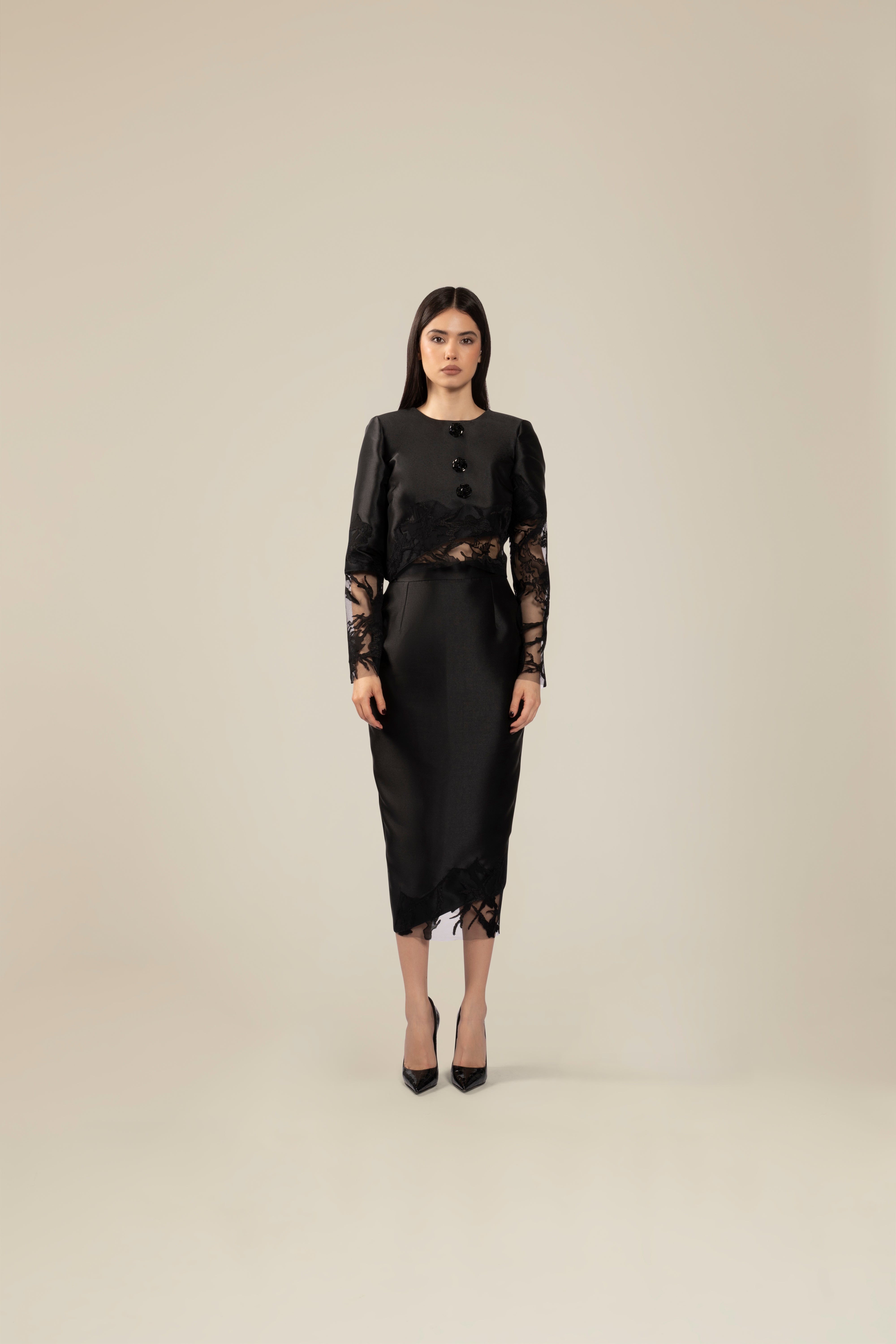 Costum clasic cu insertii din dantela Araftu Couture