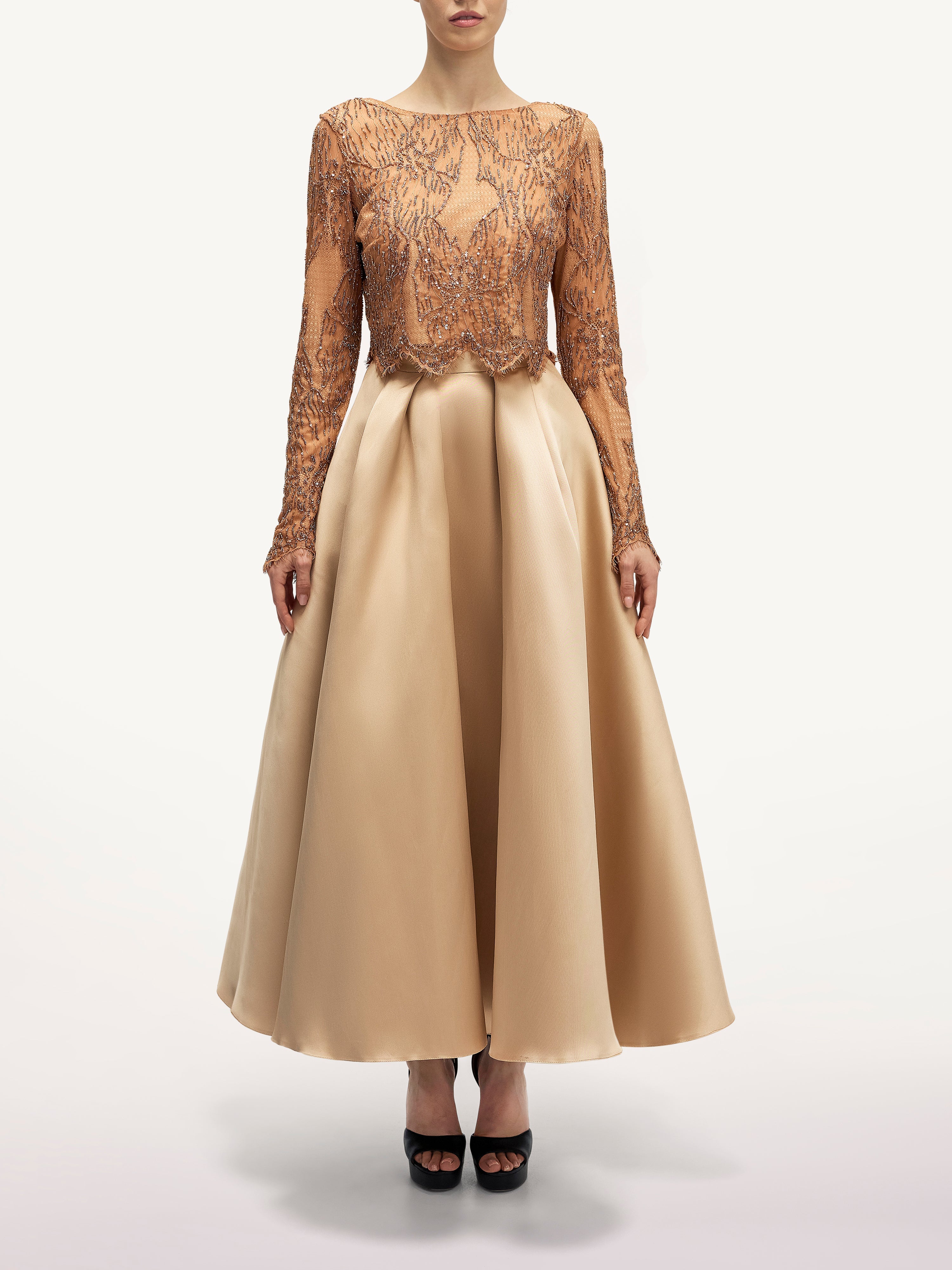 Costum cu Top Crop din Dantela si Fusta Araftu Couture