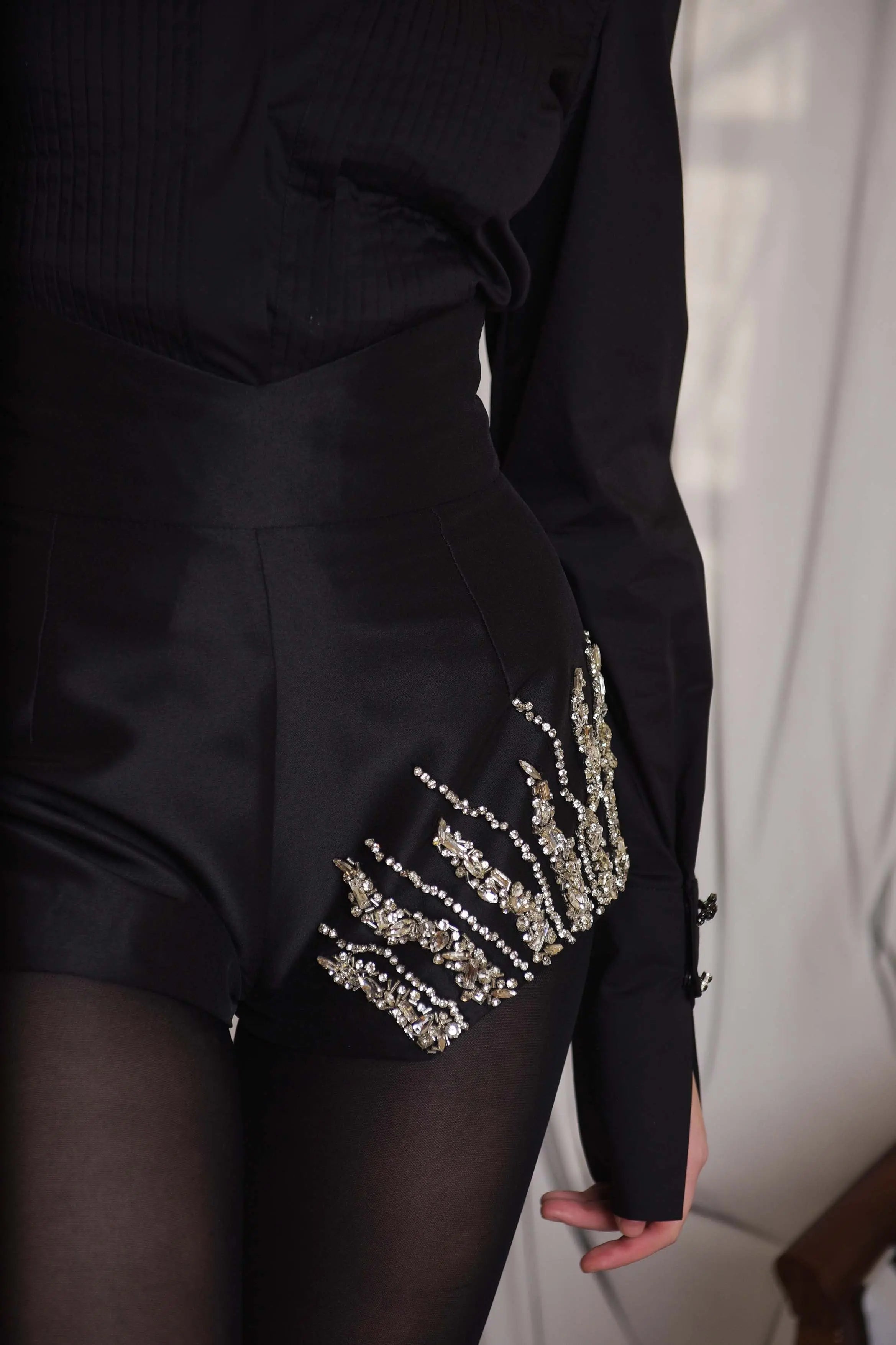 Pantalon scurt cu aplicatii Araftu Couture