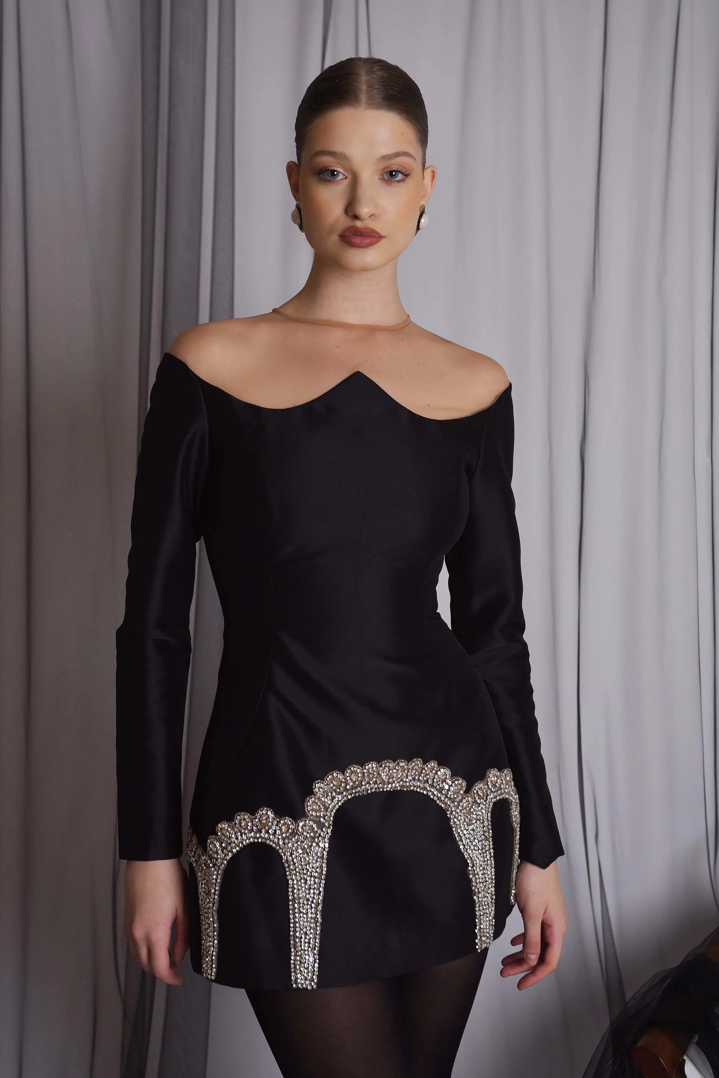 Rochie mini in A cu aplicatie si decolteu pe umeri Araftu Couture