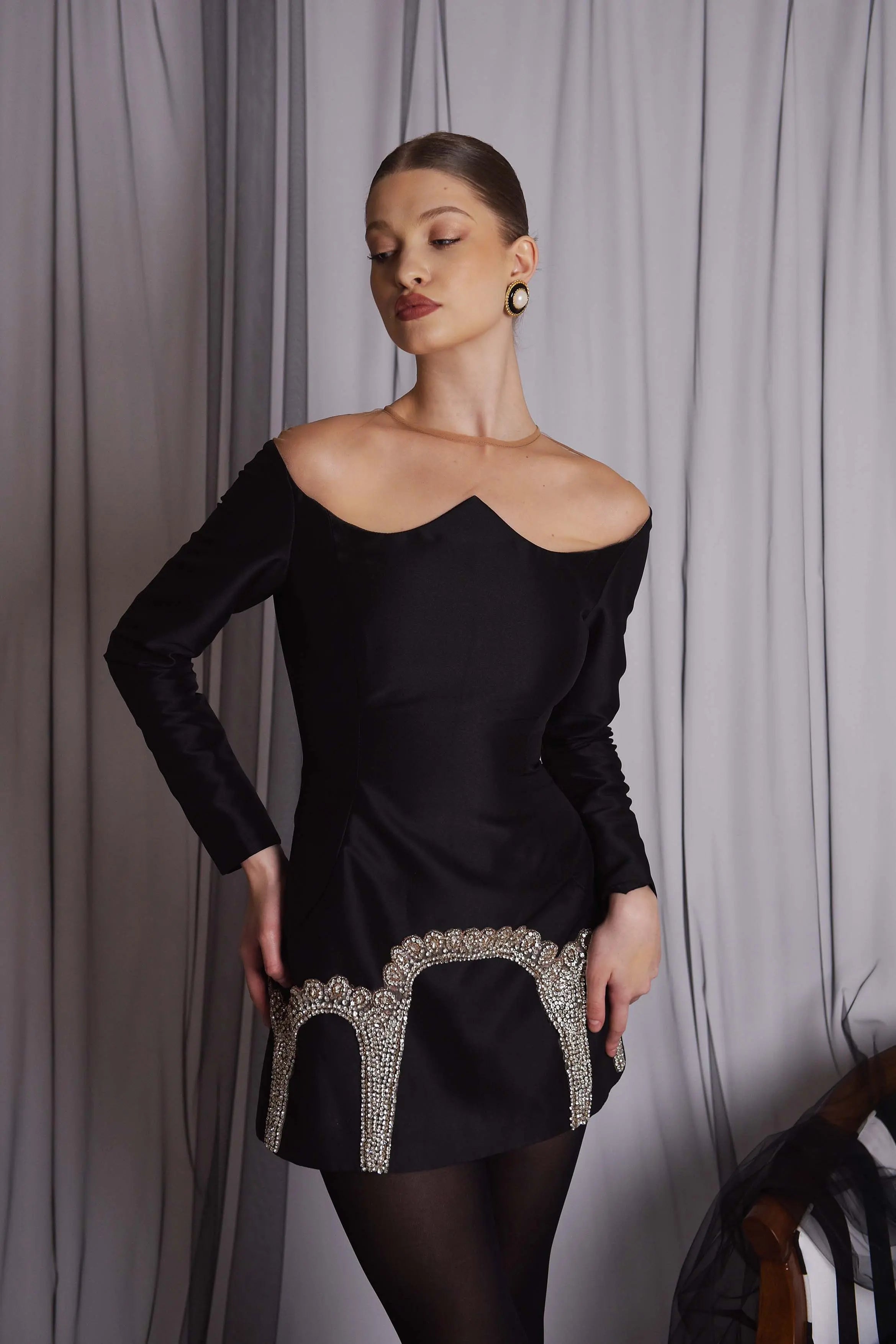 Rochie mini in A cu aplicatie si decolteu pe umeri Araftu Couture