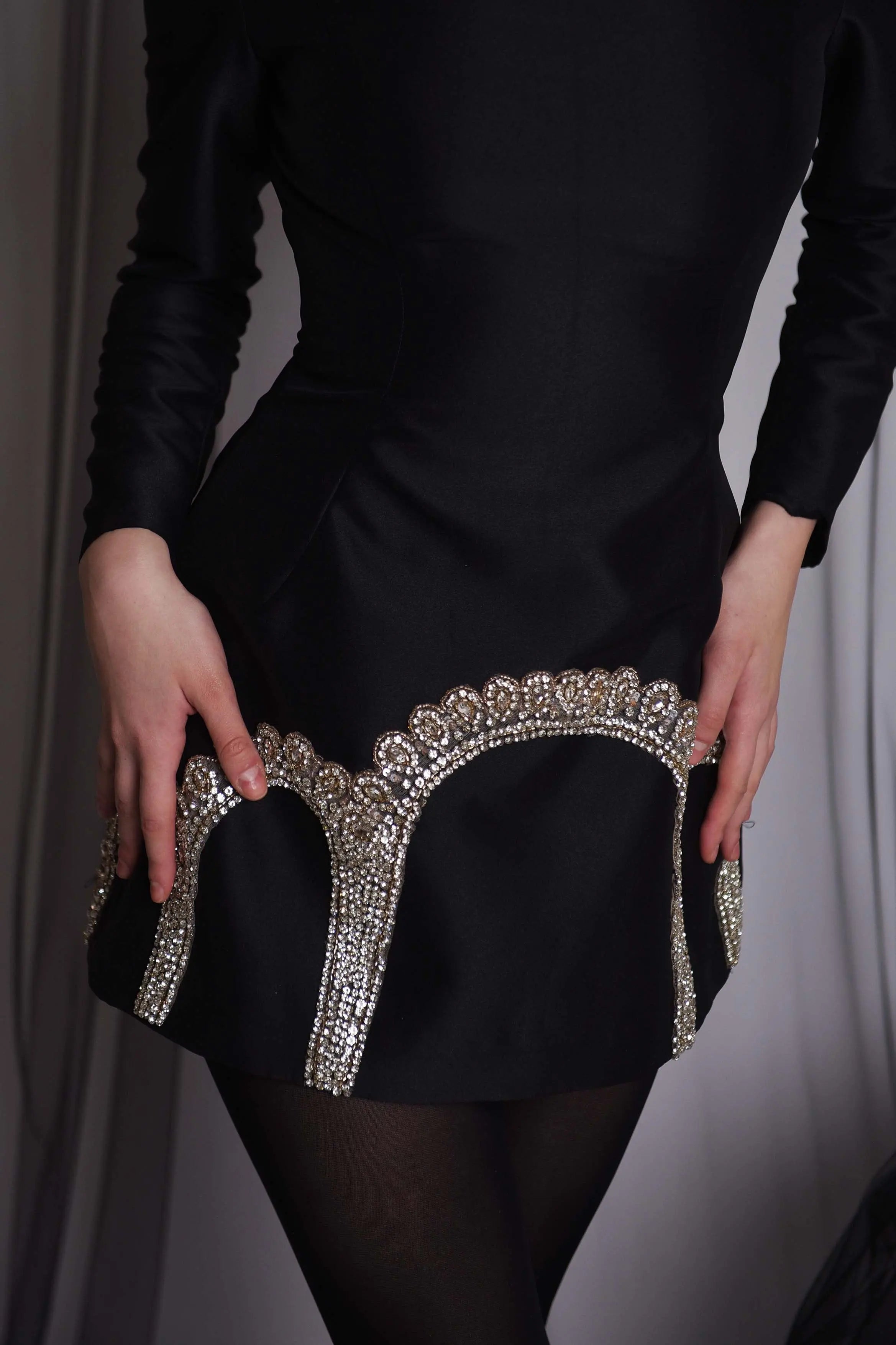 Rochie mini in A cu aplicatie si decolteu pe umeri Araftu Couture