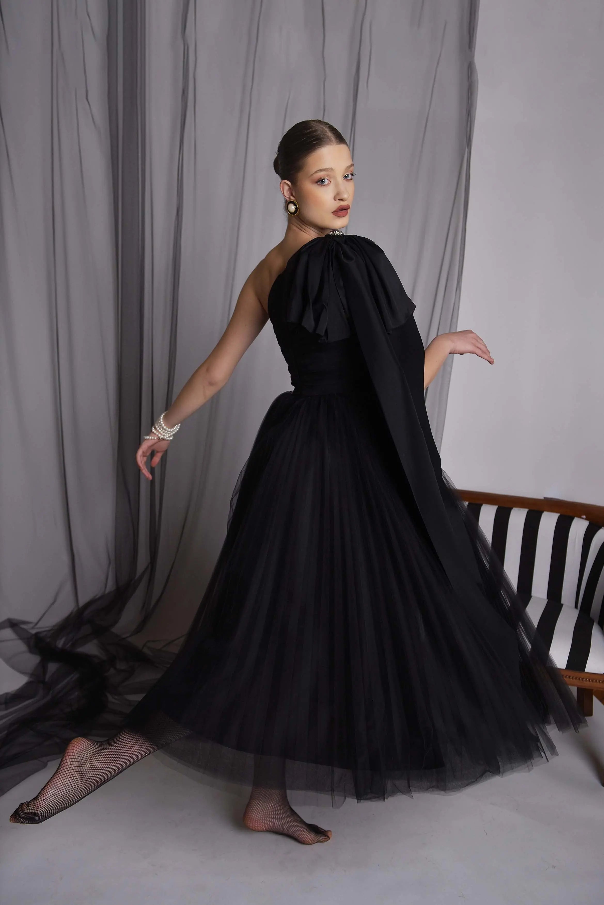 Rochie pe un umar cu fusta solata Araftu Couture