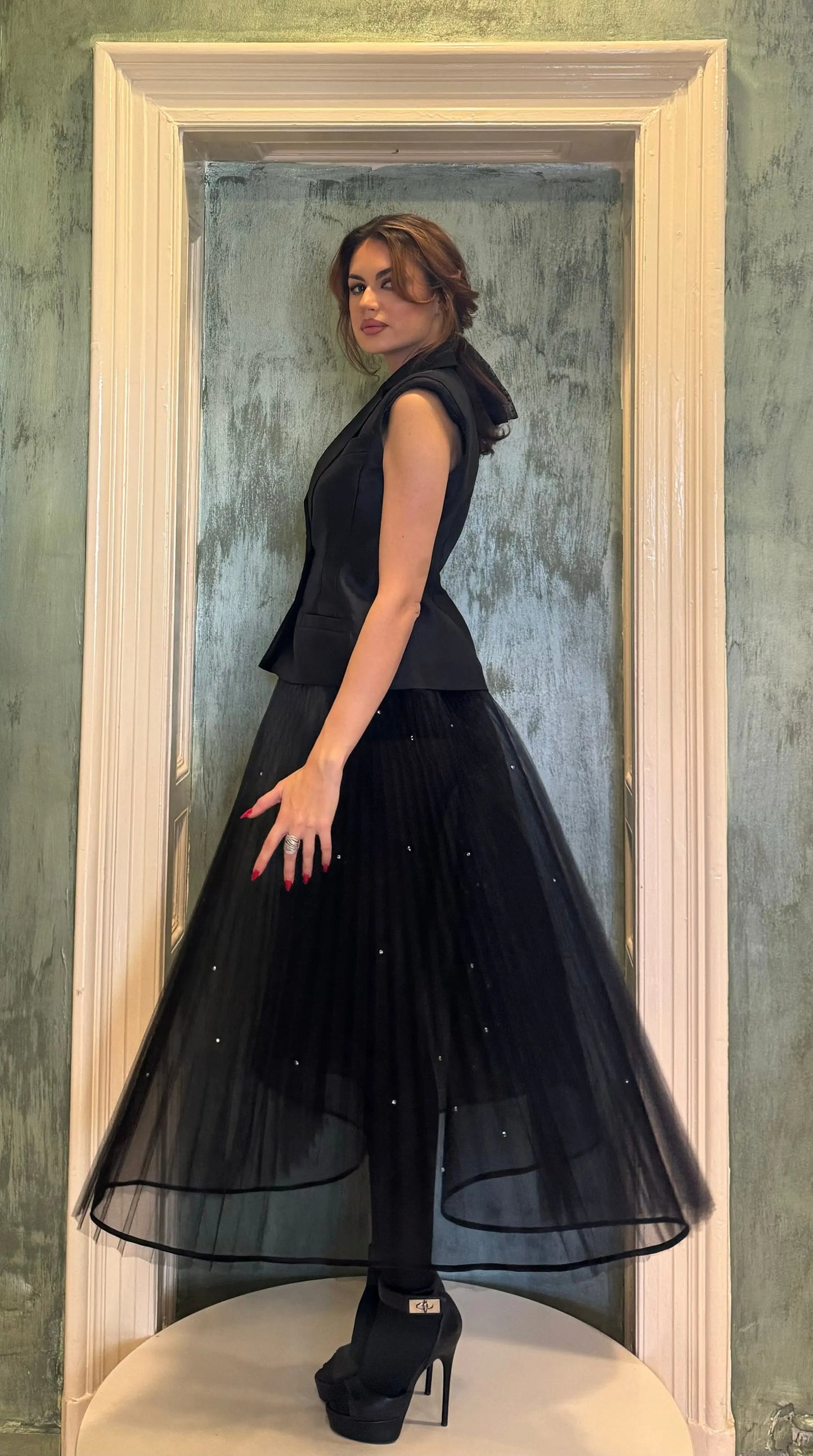 Costum elegant cu fusta de tulle și vesta cu aplicație semiluna cu cristale  Araftu Couture